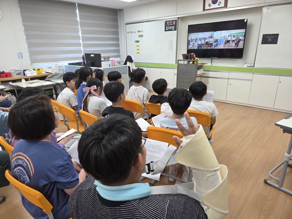 화면 속 친구가 눈앞에! 진도·마량 초 온·오프라인 특별 만남 - 교육 | 코리아NEWS